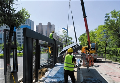 圖為公交站亭安裝現(xiàn)場(chǎng)。戎禹仁攝