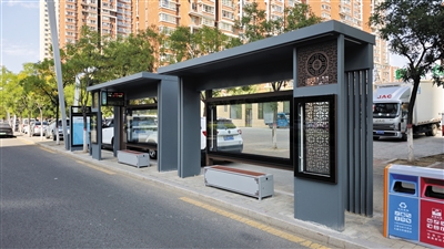 兼具顏值與智慧功能的新中式公交站亭亮相我市街頭。戎禹仁攝