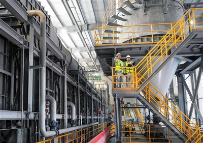 圖為我國首個(gè)千萬噸級(jí)煤矸石示范工程陶粒中試線項(xiàng)目生產(chǎn)車間。戎禹仁攝