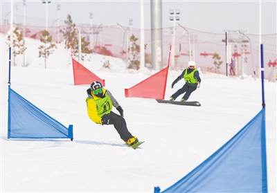 圖為全省單板滑雪錦標(biāo)賽比賽現(xiàn)場(chǎng)。戎禹仁攝