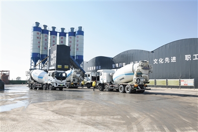 圖為大同繞城高速項(xiàng)目智能化混凝土攪拌站。戎禹仁攝